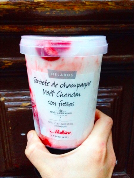 Sorbete de champagne Mo&euml;t Chandon con fresas de Pasteler&iacute;a Mallorca